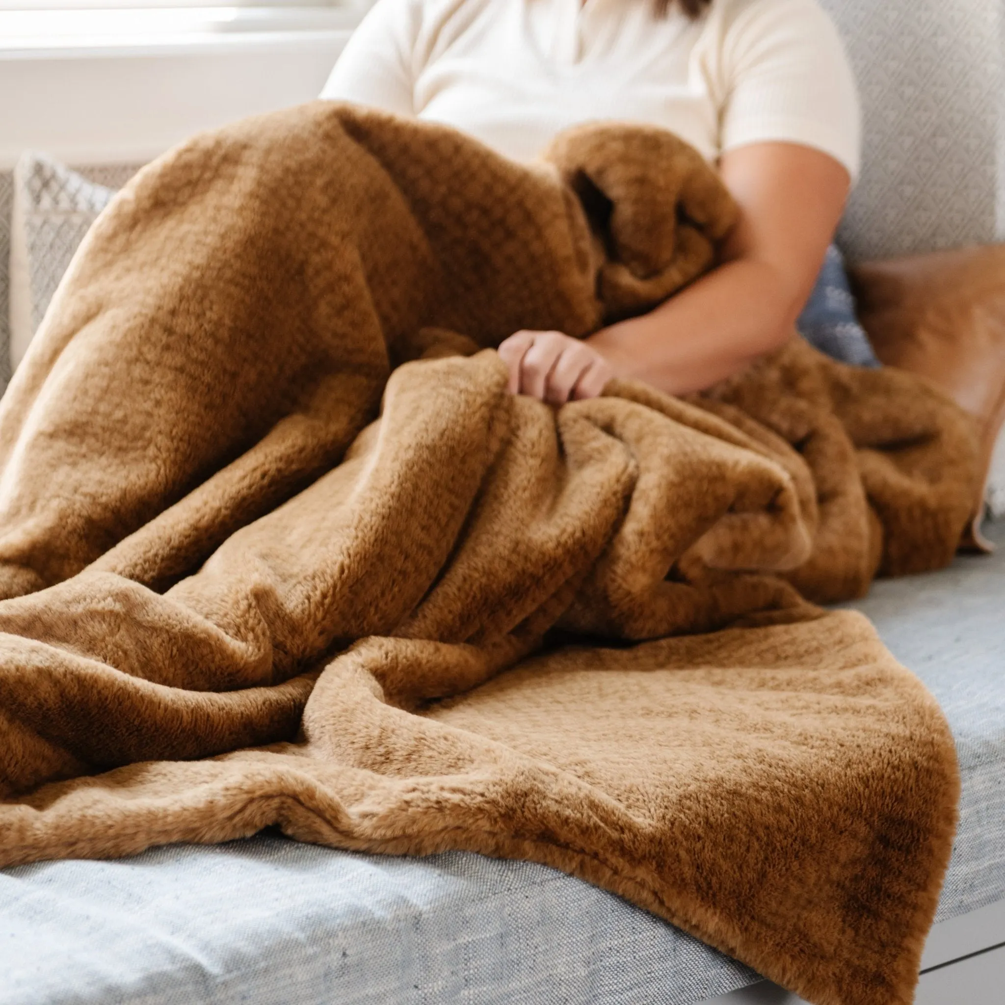 Saranoni Grand Faux Fur Throw Blankets